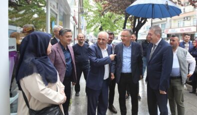 AK Parti milletvekili adayları, Adapazarı’nda vatandaşlarla buluştu