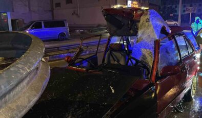 TOFAŞ oto, bariyerlere saplanıp parçalandı: 3 kişi yaralandı