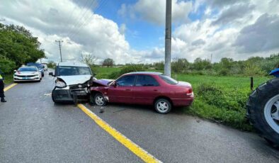 Sakarya’da hafif ticari araç ile otomobil kafa kafaya çarpıştı: 9 yaralı