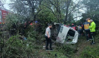 Otoyolda minibüs devrildi; 14 yaralı