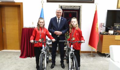 Balkan şampiyonu gençlere Başkan Yüce’den bisiklet hediyesi