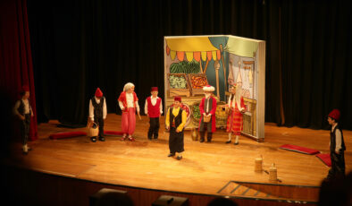 Türk Tiyatrosu Atölyesi öğrencileri izleyicileri büyüledi