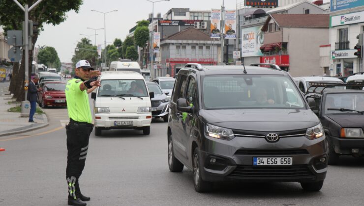 Atatürk Bulvarı araç trafiğine kapatıldı