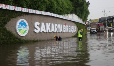Sakarya’da caddeler göle döndü, araç sürücüleri zor anlar yaşadı