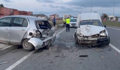 Sakarya’da hafif ticari araç park halindeki otomobile çarptı: 2 yaralı