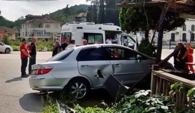 Sakarya’da iki otomobil çarpıştı: 3 yaralı