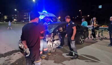 Sakarya’da otomobil duvara çarptı: 1 yaralı