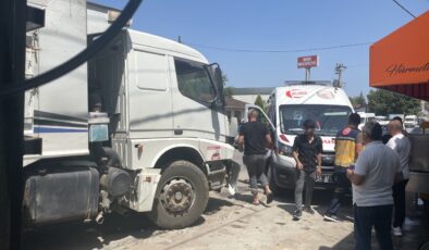 Hafriyat kamyonu ile tur midibüsü çarpıştı: 7 turist yaralandı