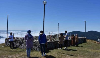 Gelenek bozulmadı, şehitler zirvede dualarla anıldı