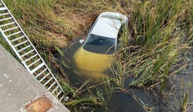 Kontrolden çıkan otomobil köprüden göle düştü