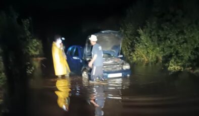 Yağış sonrası göle dönen sokakta otomobiliyle mahsur kaldı