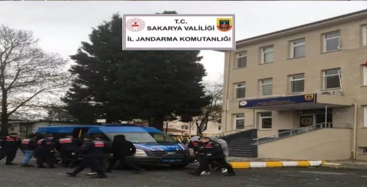 Sakarya’da Jandarma, 180 düzensiz göçmen ve 33 kaçakçılık organizatörünü yakaladı