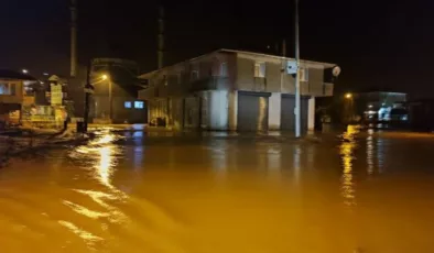 Sakarya’da şiddetli yağışlar taşkınlara sebep oldu, iş yerleri sular altında kaldı