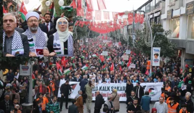 Diyanet İşleri Başkanı Erbaş, Filistin’e destek için binlerce Sakaryalı ile yürüdü