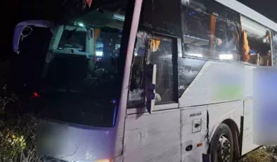 Anadolu Otoyolu’nda kamyon yolcu otobüsüne çarptı: 1’i ağır 5 yaralı
