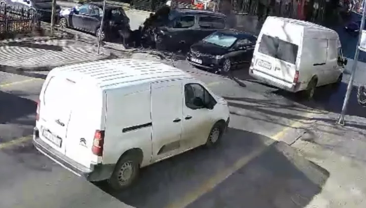 Sakarya’da 4 aracın karıştığı zincirleme kaza kamerada: Vatandaşlar yardıma böyle koştu