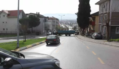 Şoförün refleksi faciayı önledi: Freni boşalan kamyon refüje çıktı