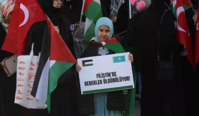 Vatandaşlar İsrail’i kınayıp Filistin’e destek için yürüdü