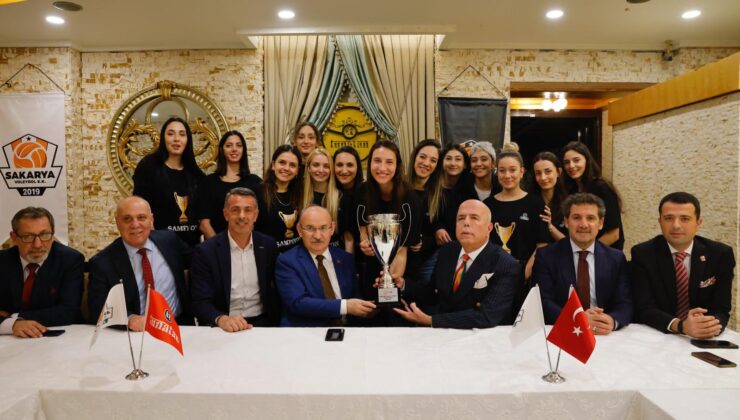 Vali Karadeniz ve siyasiler, Sakarya Voleybol Kulübü’nün şampiyonluğunu kutladı