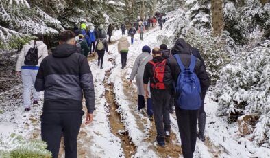 Öğrenciler, yaylaları kar yürüyüşü ile keşfetti