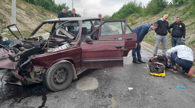 Sakarya’da otomobil ile hafif ticari araç kafa kafaya çarpıştı: 3 yaralı