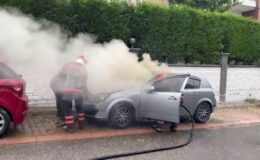 Sakarya’da park halindeki otomobil alev aldı